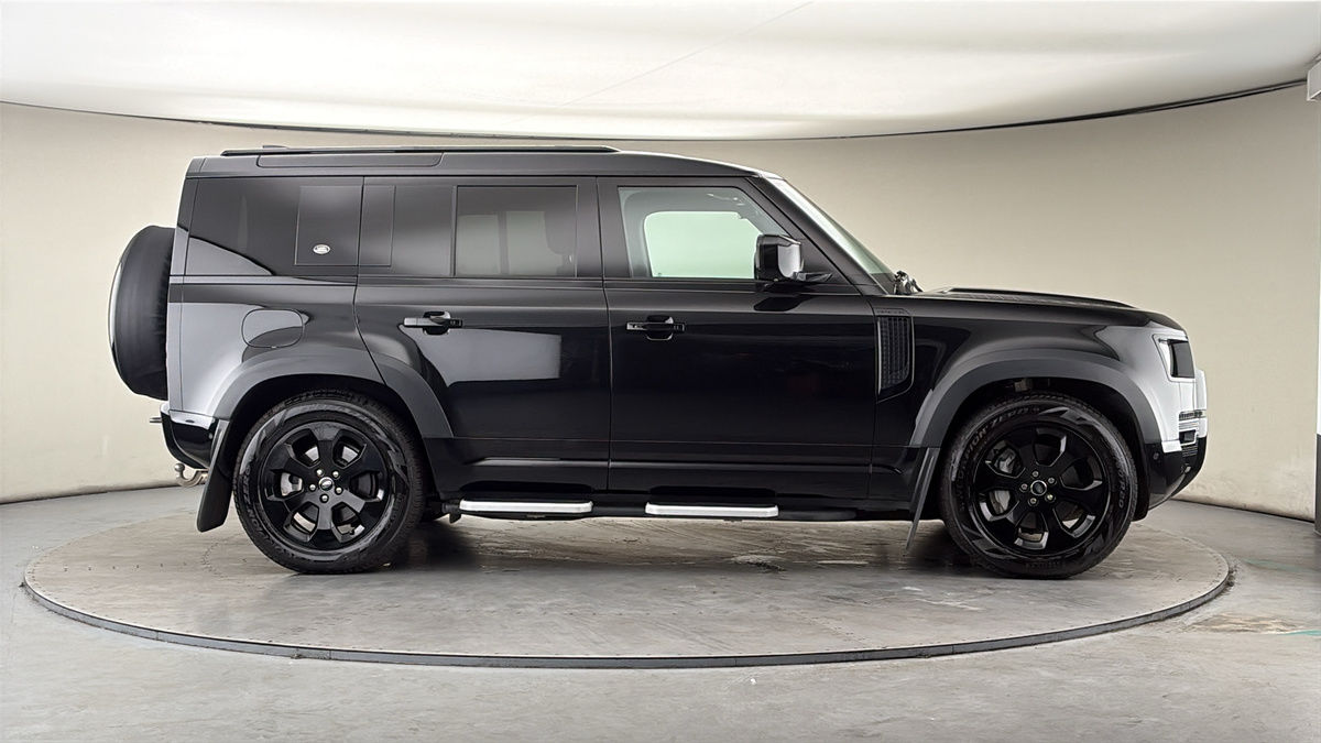 Land Rover Defender 110 Image 16
