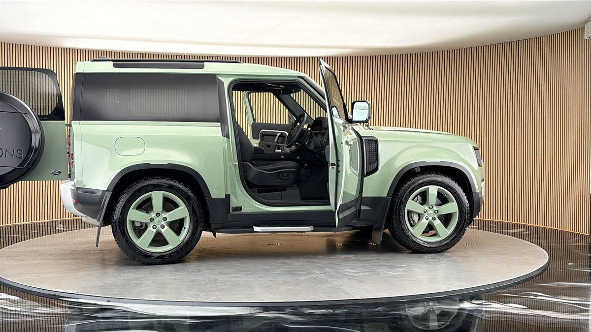 More views of Land Rover Defender 90