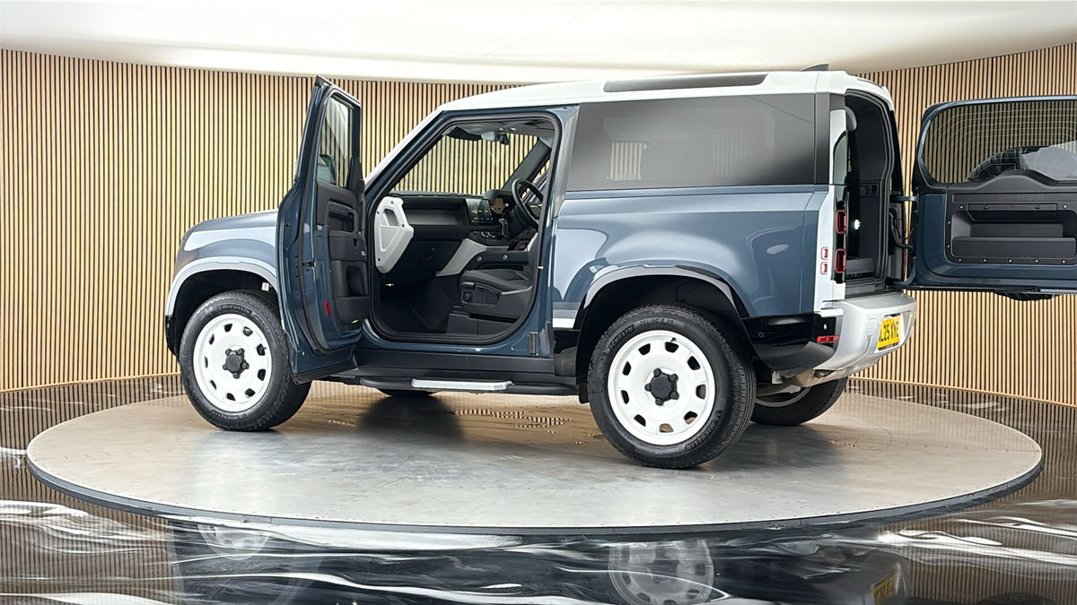 More views of Land Rover Defender 90