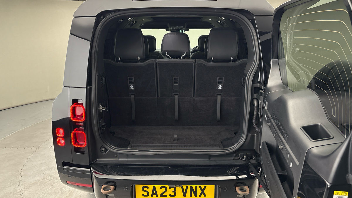 Land Rover Defender 130 Image 11