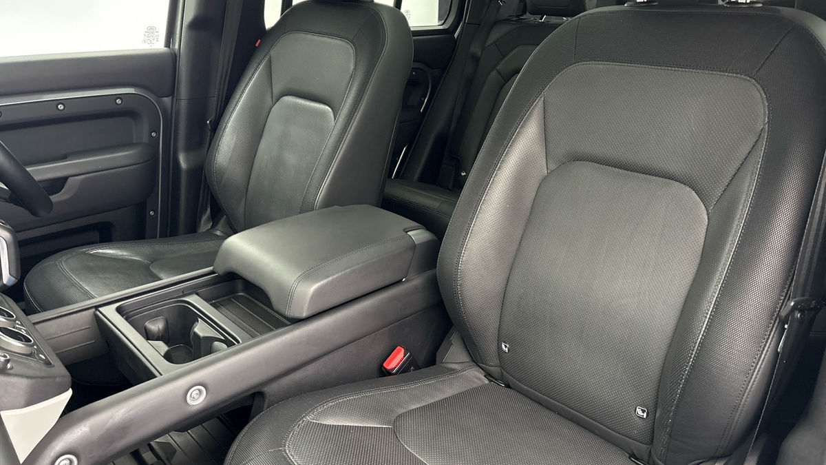 Land Rover Defender 110 Image 7