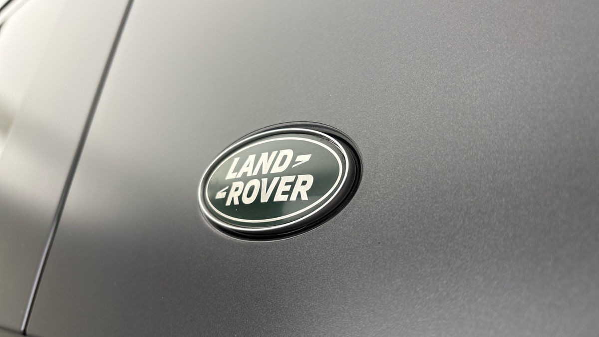 Land Rover Defender 110 Image 28