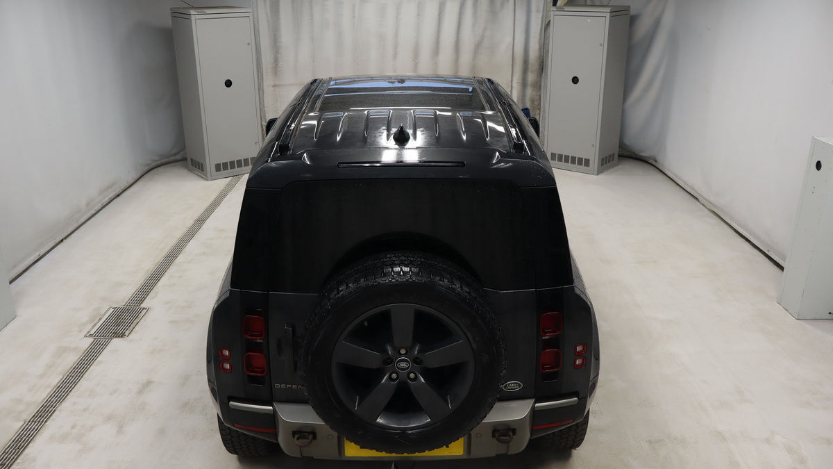 Land Rover Defender 110 Image 8