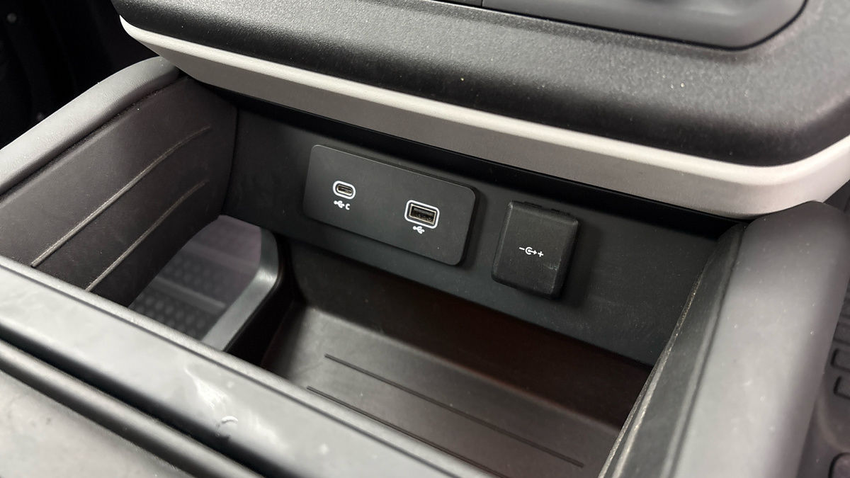 Land Rover Defender 110 Image 27