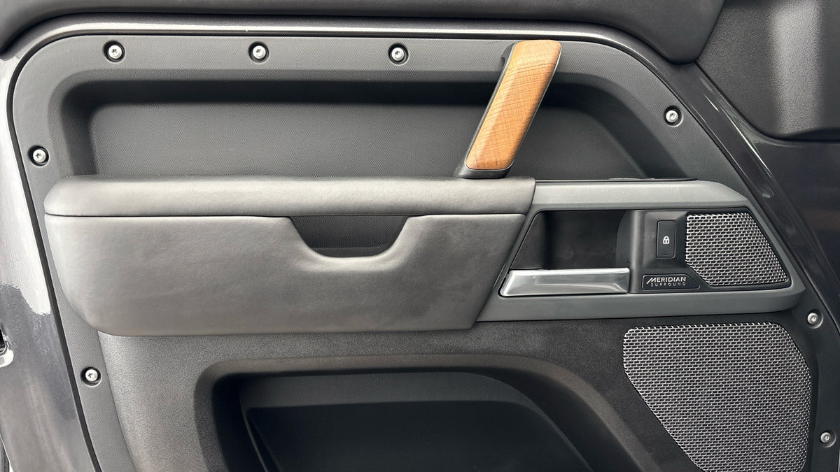 Land Rover Defender 110 Image 19