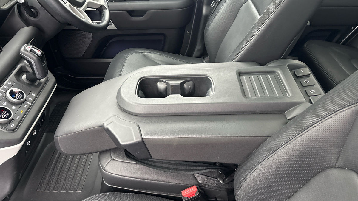 Land Rover Defender 110 Image 26