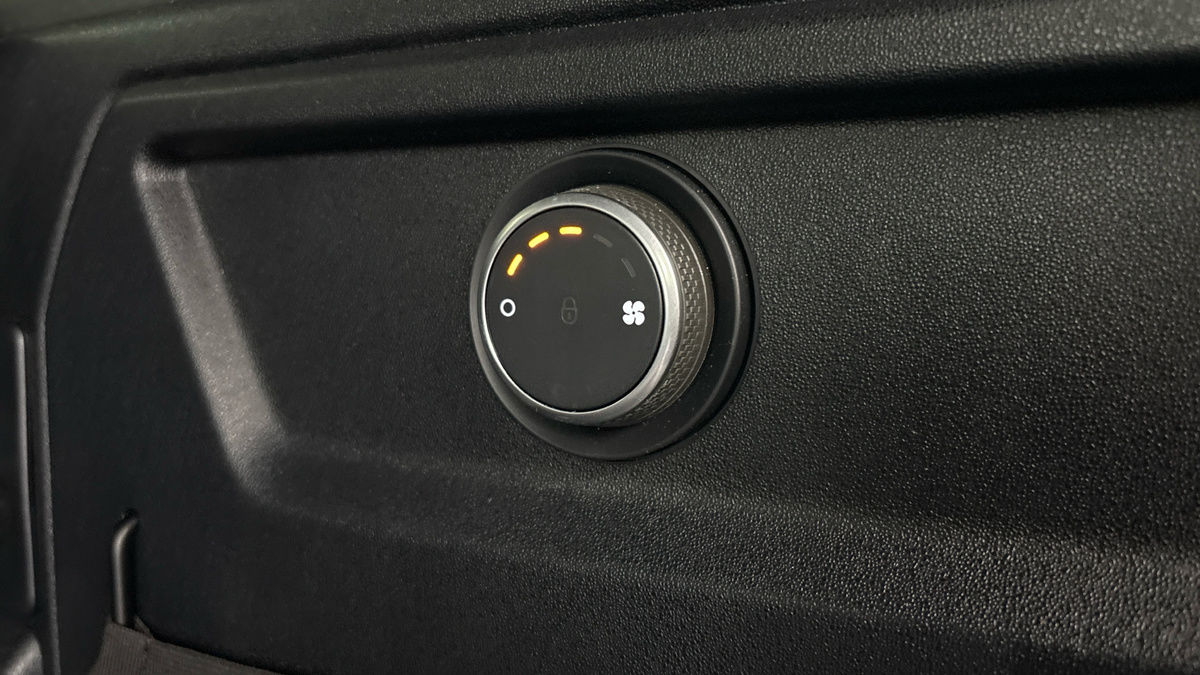 Land Rover Defender 110 Image 39