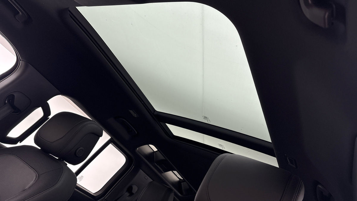 Land Rover Defender 110 Image 6