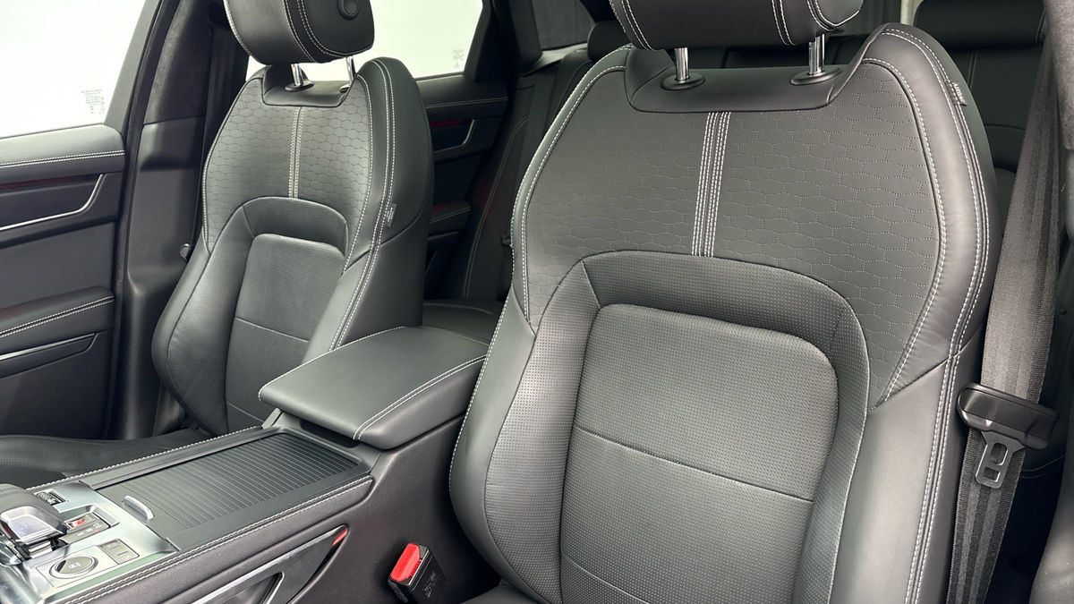 Jaguar F-PACE Image 7