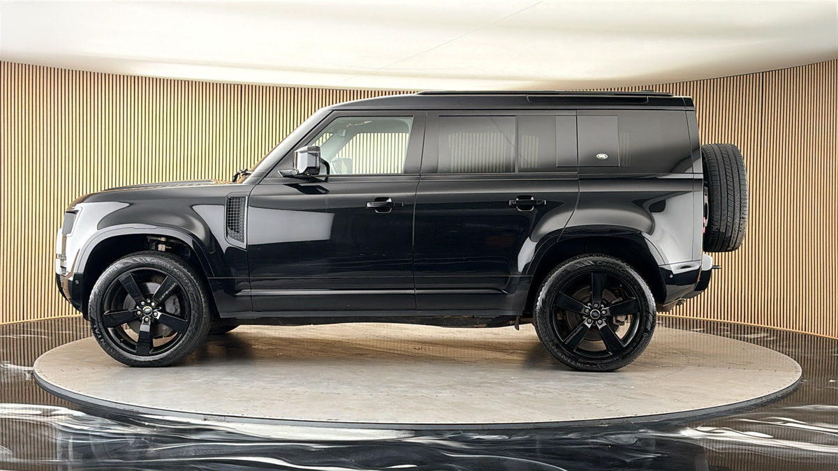 Land Rover Defender 110 Image 15