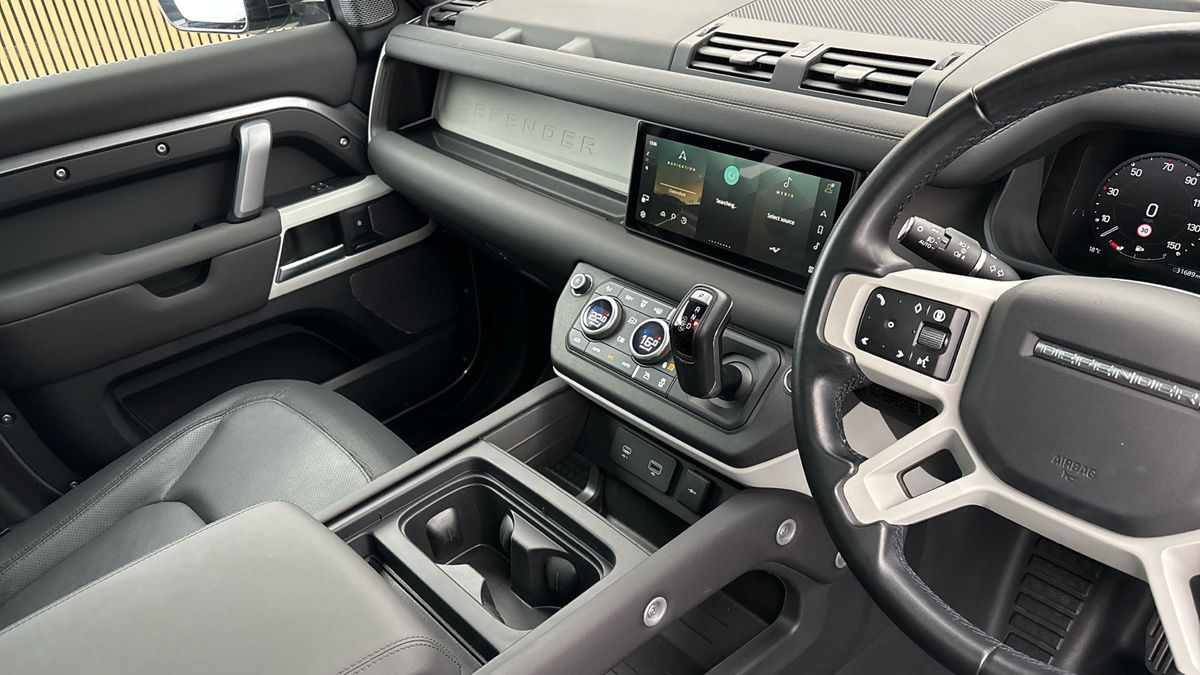 Land Rover Defender 110 Image 18