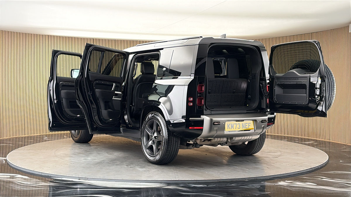 Land Rover Defender 110 Image 23
