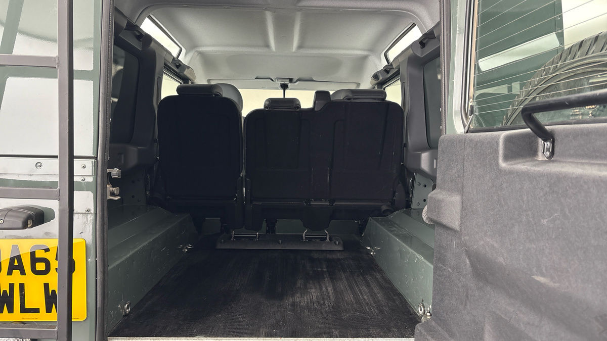 Land Rover Defender 110 Image 11