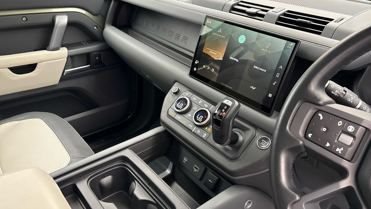 Land Rover Defender 110 Image 18