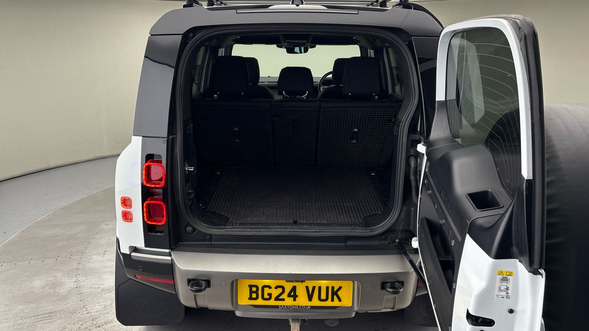 Land Rover Defender 110 Image 11