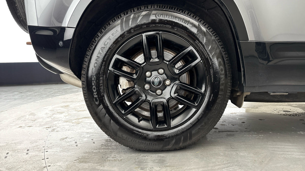 Land Rover Defender 110 Image 10