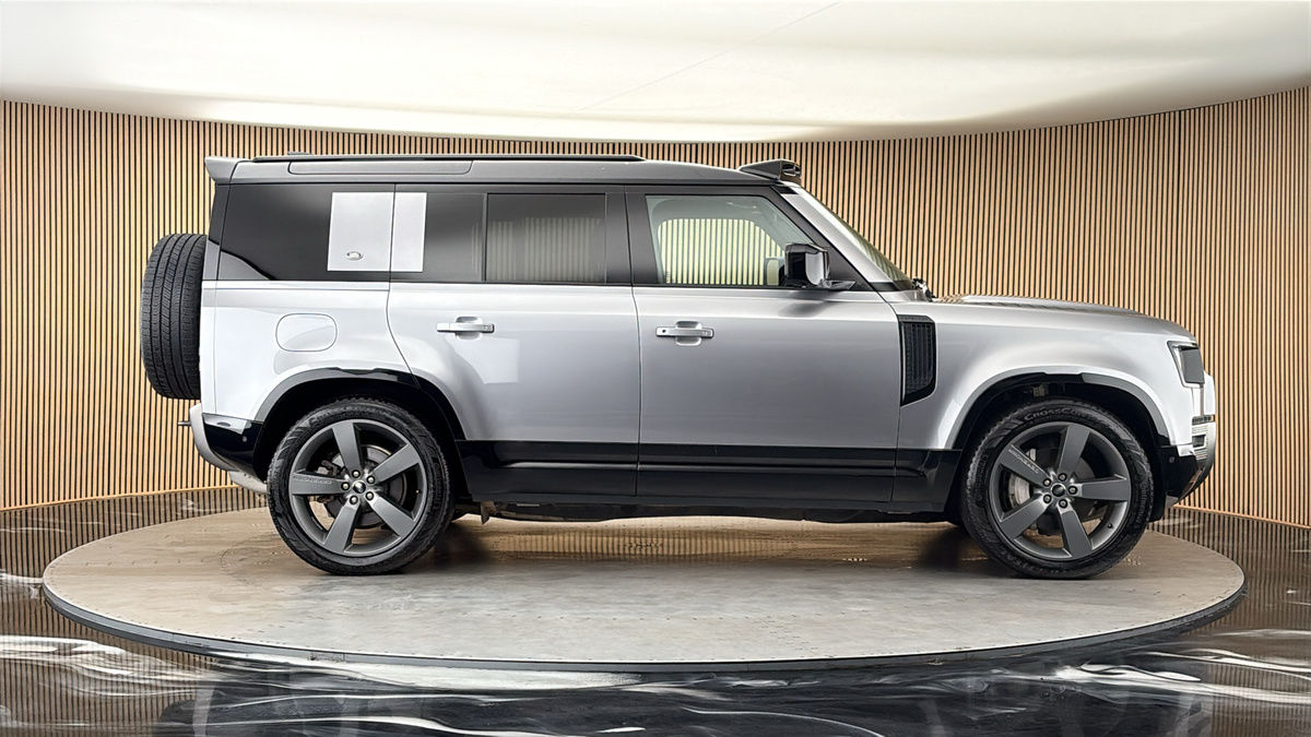 Land Rover Defender 110 Image 16