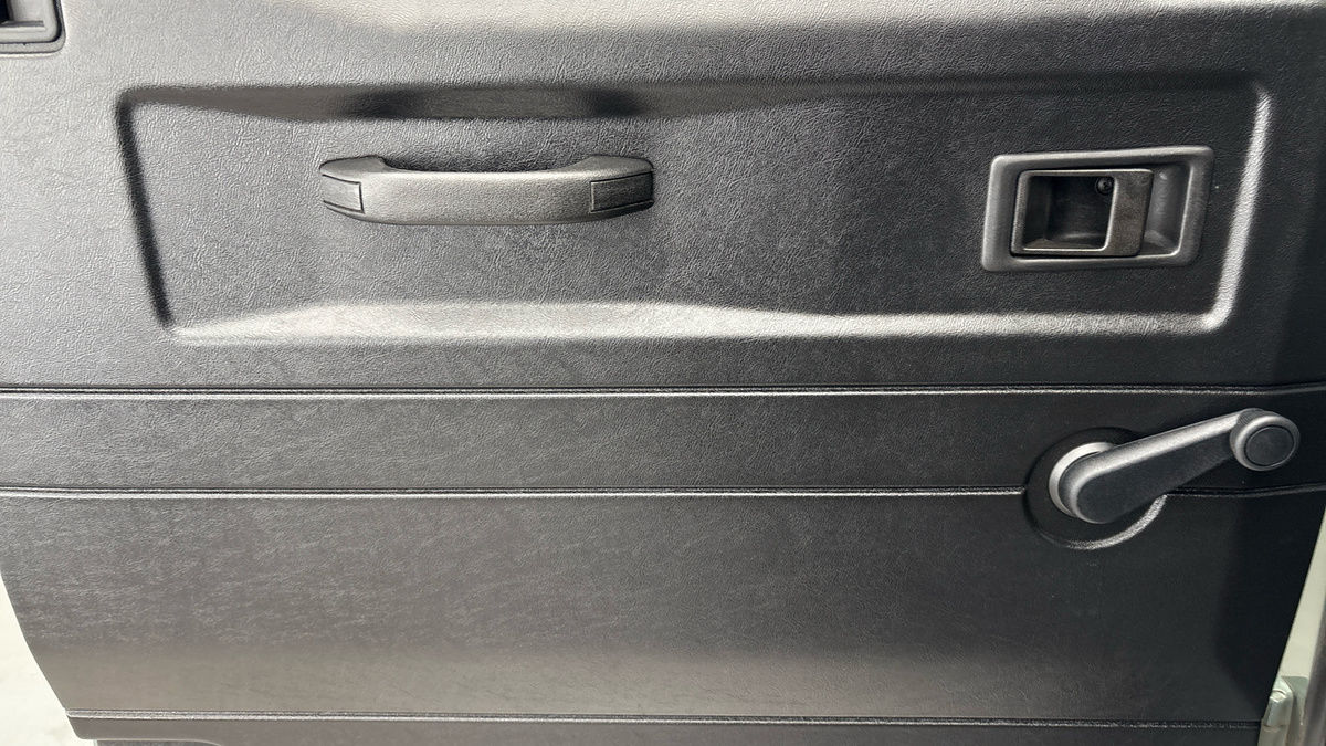 Land Rover Defender 110 Image 19