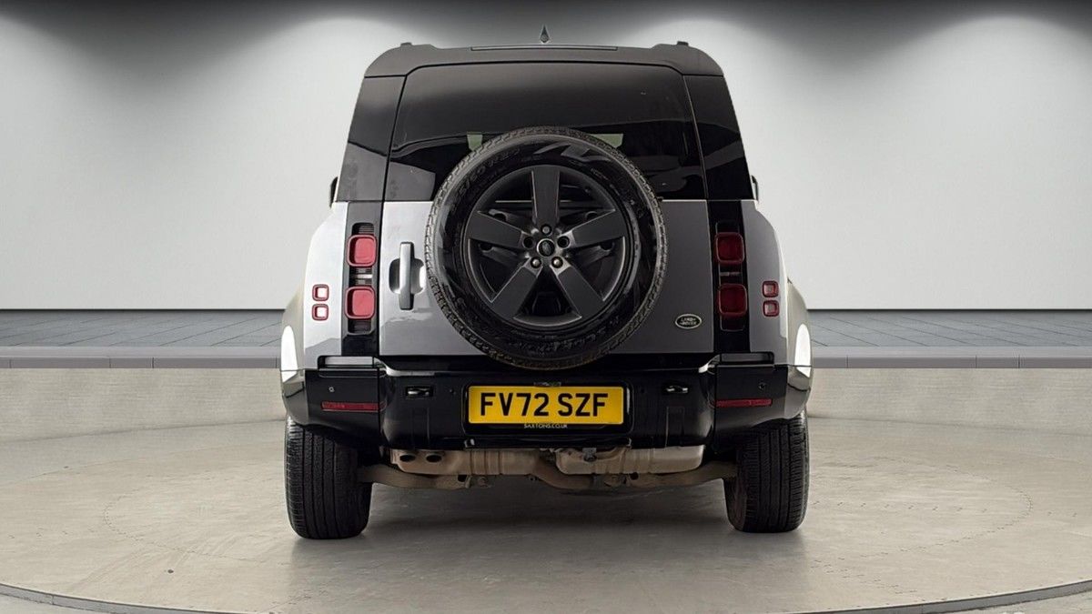 Land Rover Defender 110 Image 4