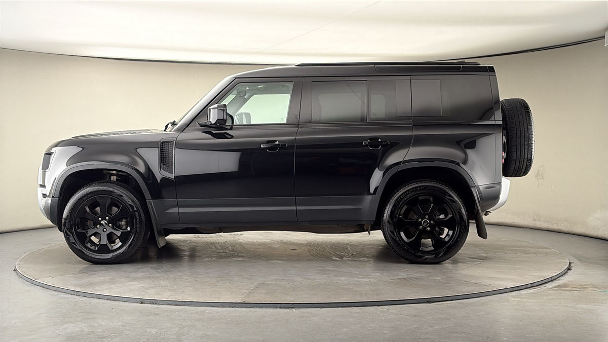 Land Rover Defender 110 Image 15