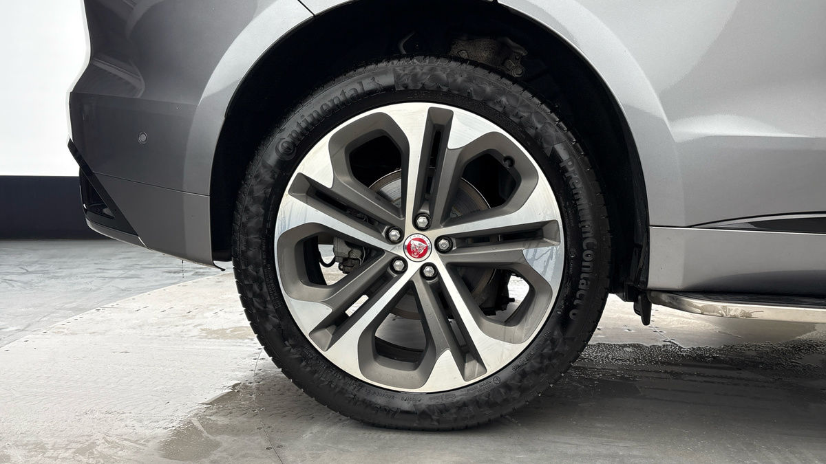 Jaguar F-PACE Image 10