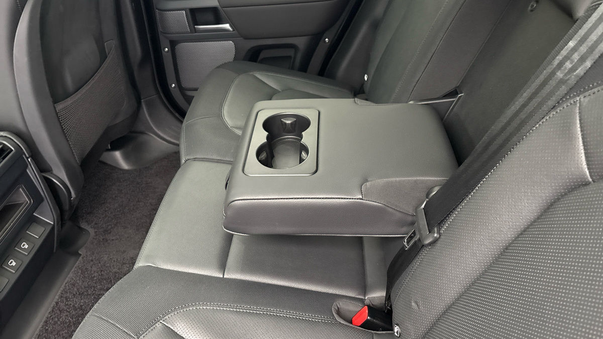 Land Rover Defender 110 Image 9