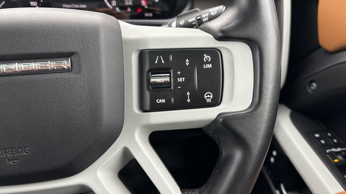 Land Rover Defender 110 Image 14