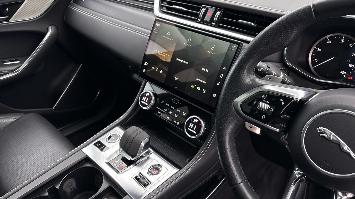 Jaguar F-PACE Image 18