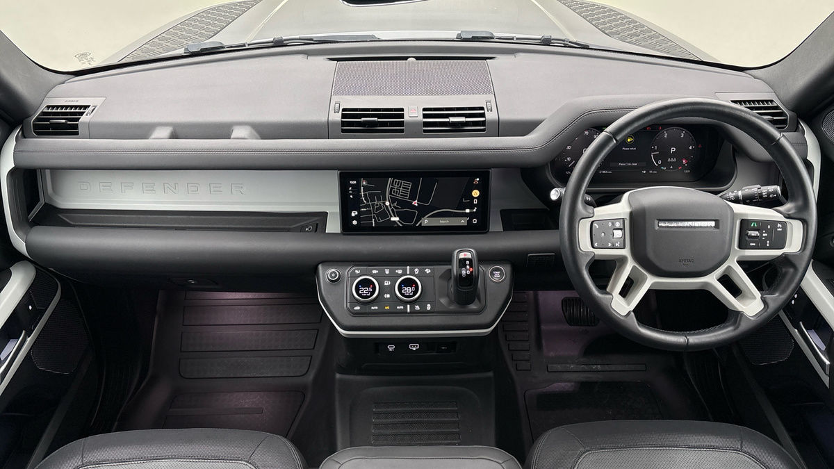 Land Rover Defender 110 Image 12