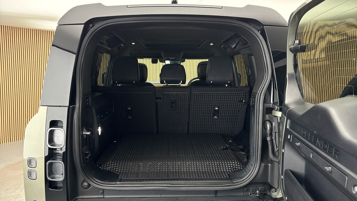 Land Rover Defender 110 Image 11