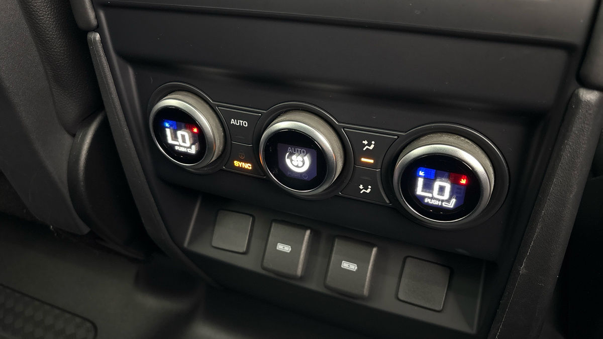 Land Rover Defender 110 Image 30