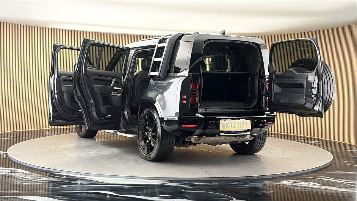 Land Rover Defender 110 Image 23