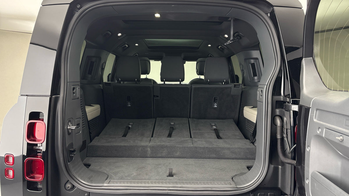 Land Rover Defender 130 Image 11