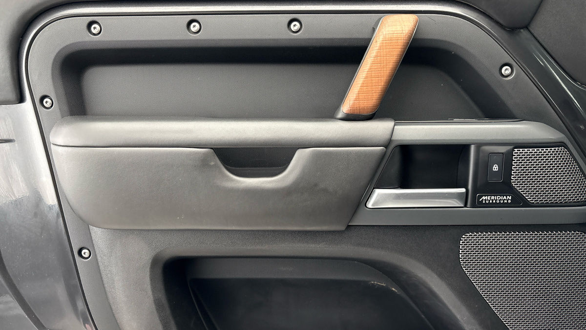 Land Rover Defender 90 Image 19
