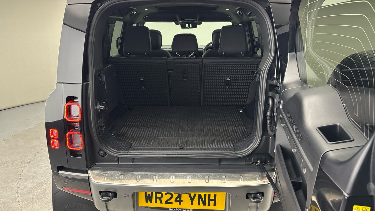 Land Rover Defender 110 Image 11
