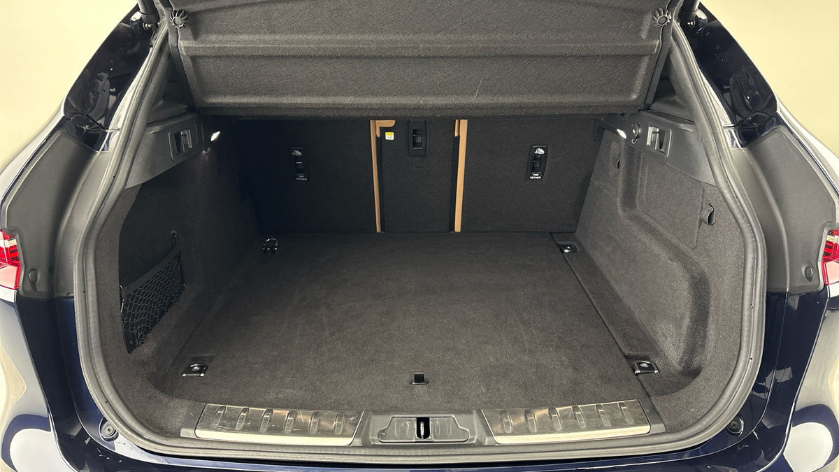 Jaguar F-PACE Image 11
