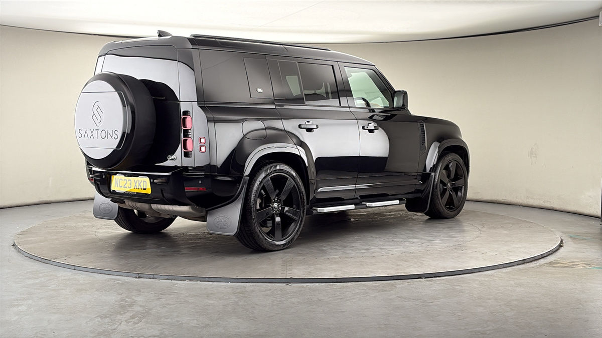 Land Rover Defender 110 Image 21