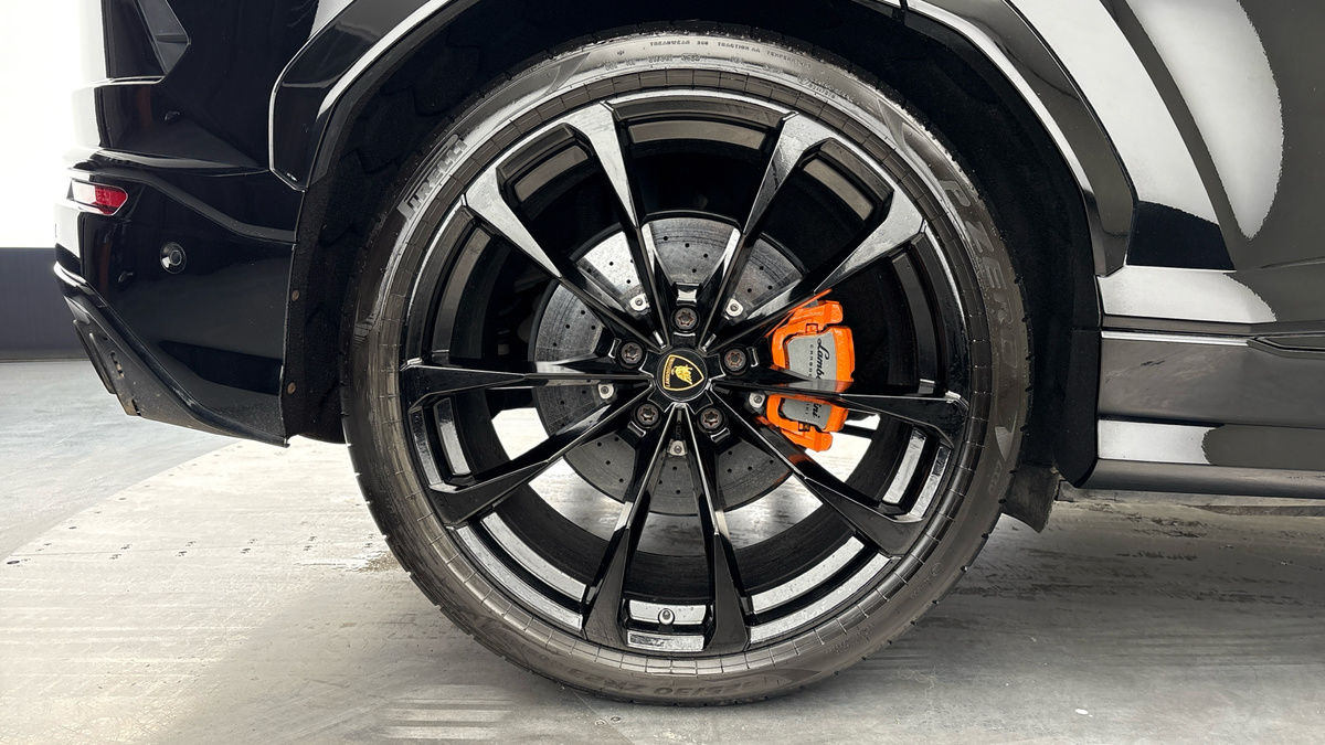 Lamborghini Urus Image 10