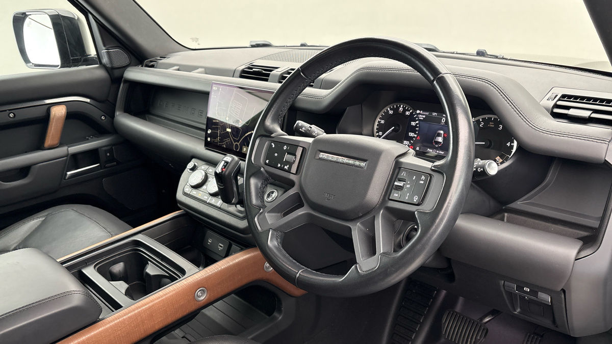 Land Rover Defender 110 Image 5