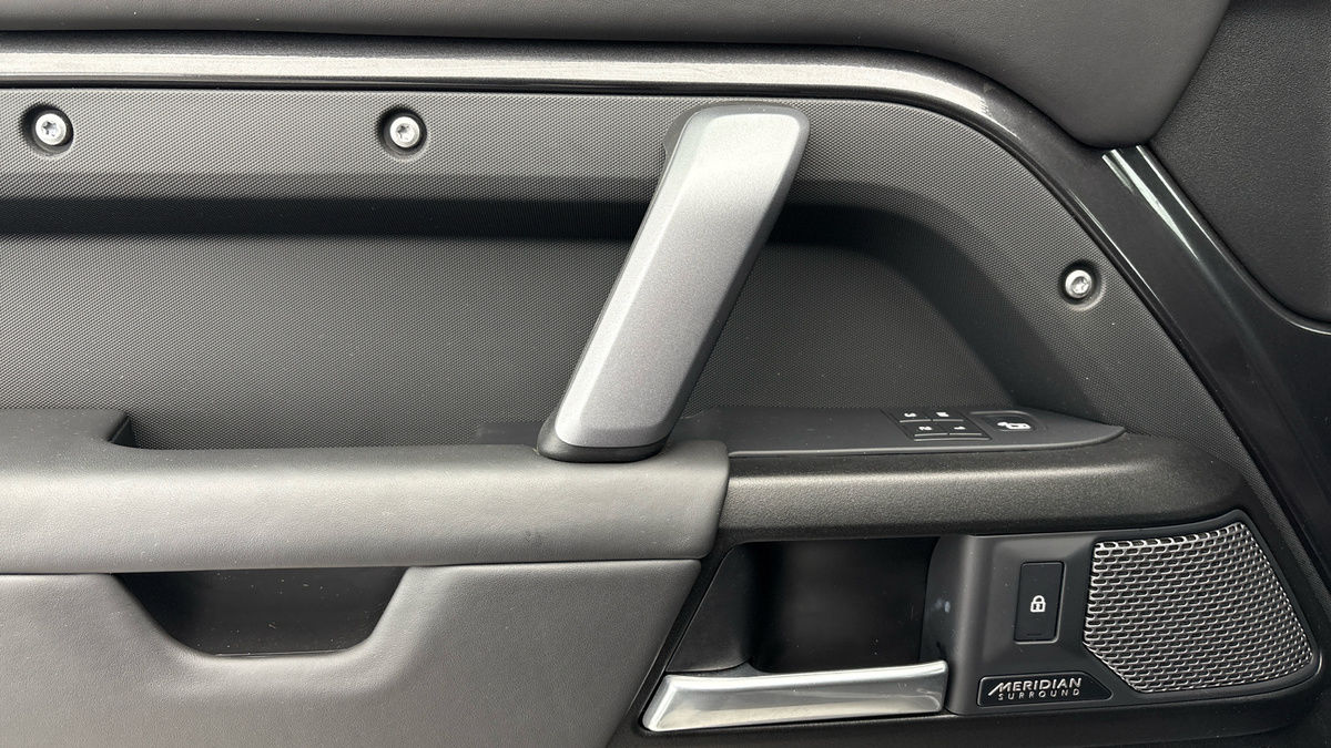 Land Rover Defender 110 Image 19