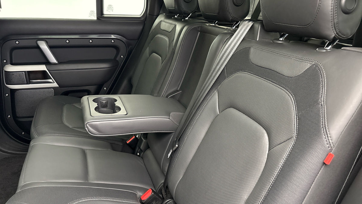 Land Rover Defender 110 Image 9