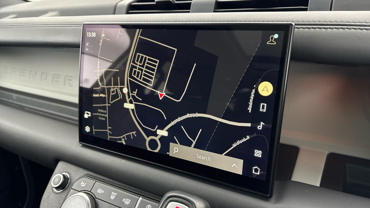 Land Rover Defender 110 Image 17