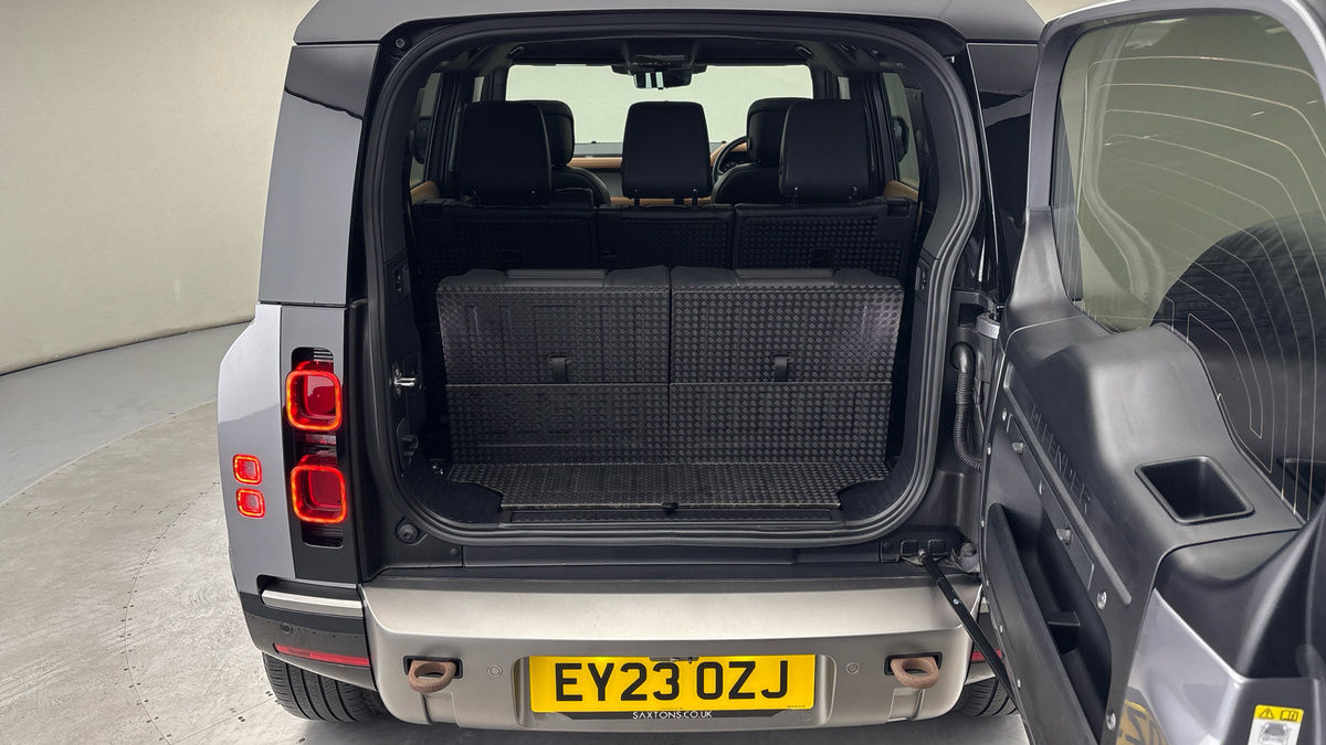 Land Rover Defender 110 Image 11
