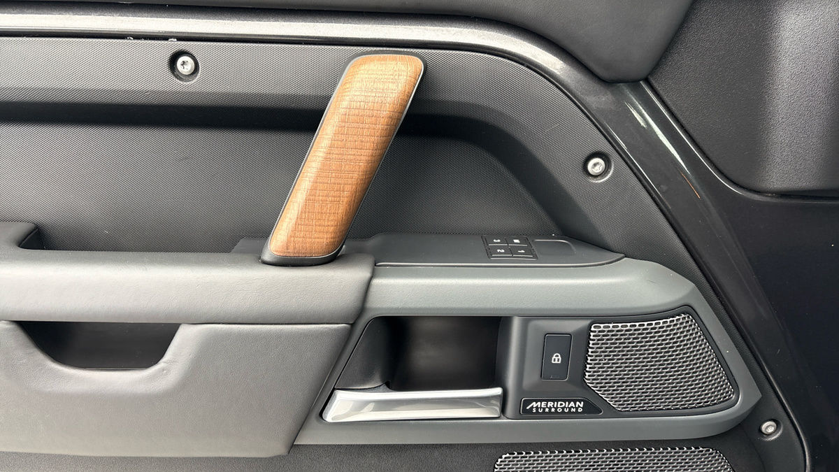 Land Rover Defender 110 Image 19