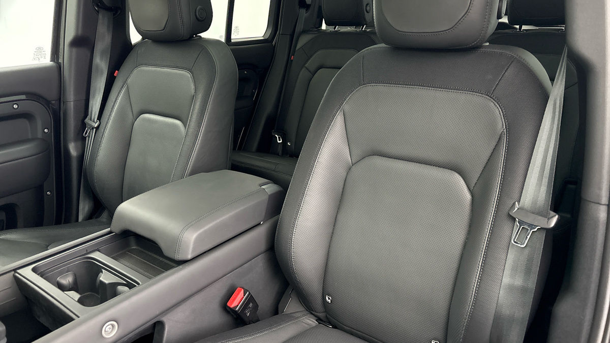 Land Rover Defender 110 Image 7