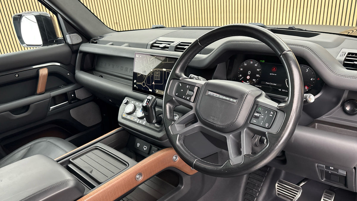 Land Rover Defender 130 Image 5