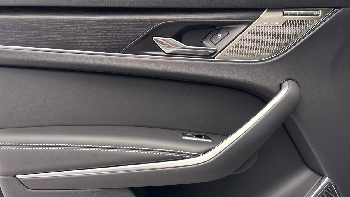 Jaguar F-PACE Image 19