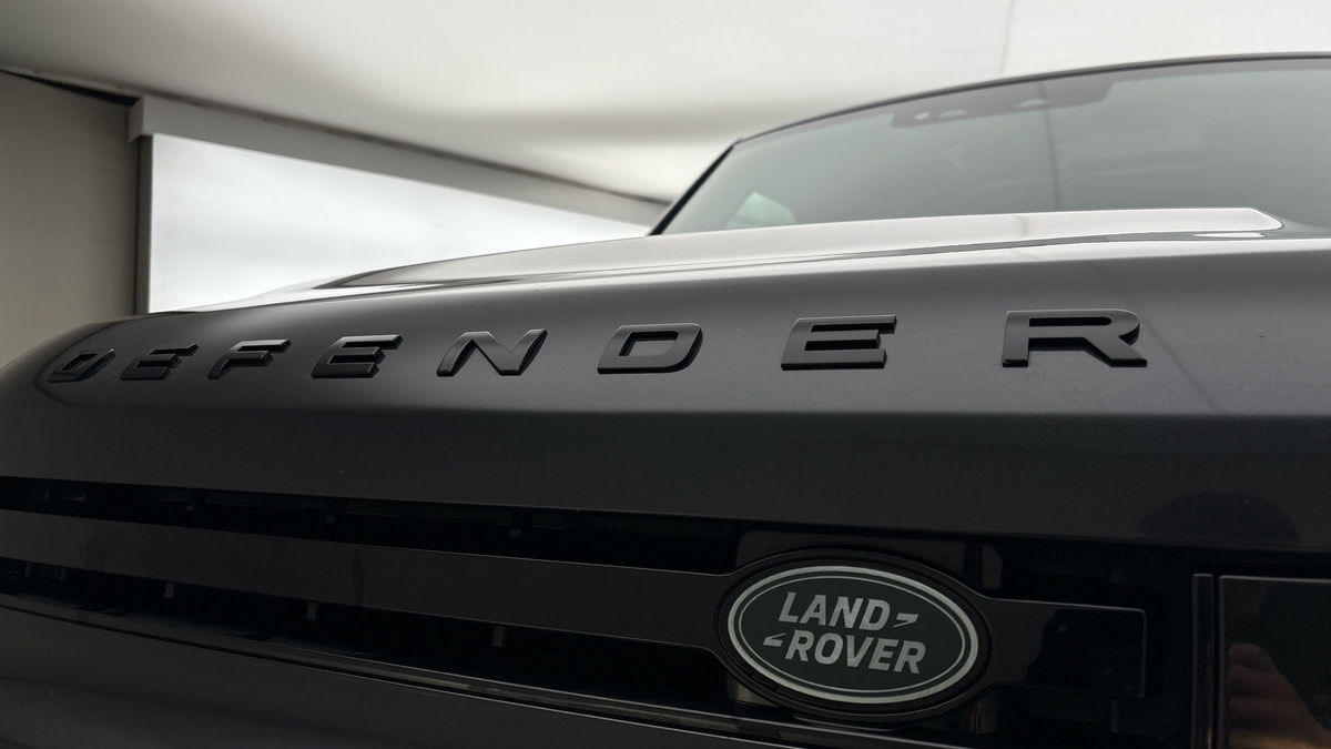 Land Rover Defender 110 Image 24