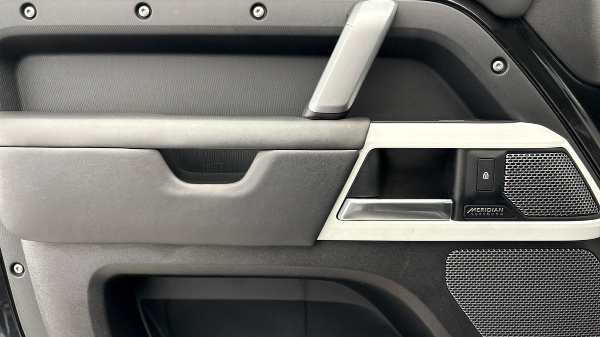 Land Rover Defender 110 Image 19