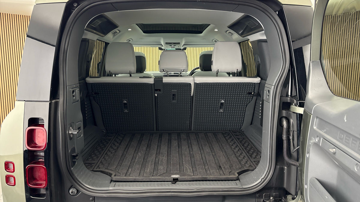Land Rover Defender 110 Image 11